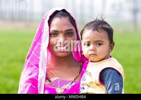 Zwei ländlichen Dorfbewohner Mutter und Kind Junge Farm Village Stockfoto