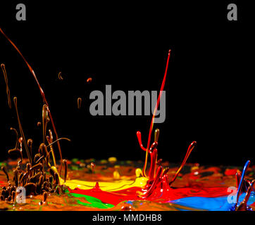 Abstrakte Farbe spritzen auf schwarzem Hintergrund Stockfoto