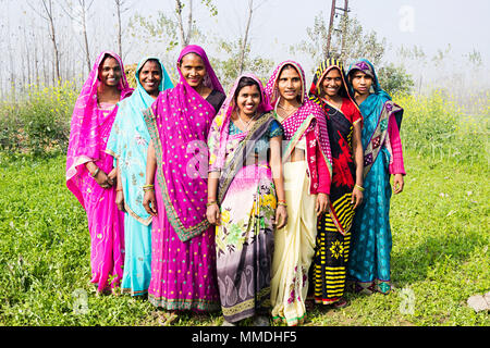 Gerne indische Gruppe ländlichen Dorfbewohner Frauen Gemeinsam Feld Dorf Stockfoto