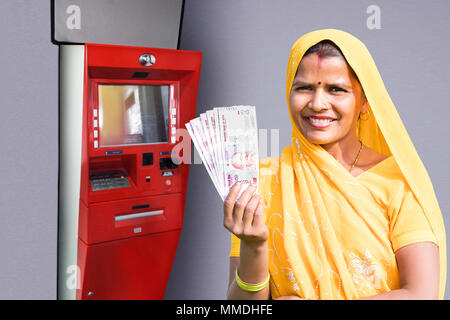 Eine ländliche Frau, Rupien Banknoten, Atm-Machine Rückzug Cash Stockfoto
