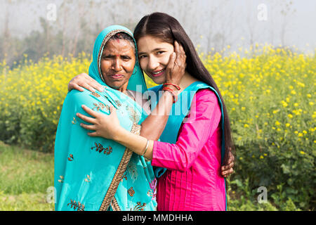 Lächelnd ländlichen Mutter und jugendlich Tochter Pflege liebevolle Bauernhof Dorf