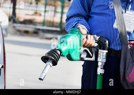 Nahaufnahme der Hand, die Benzin pumpe Düse. Kraftstoffpumpe Station Stockfoto