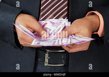 Mittelteil. Close-up Business männliche Hände zählen Geld Rupien Notizen. Geld-Konzept Stockfoto