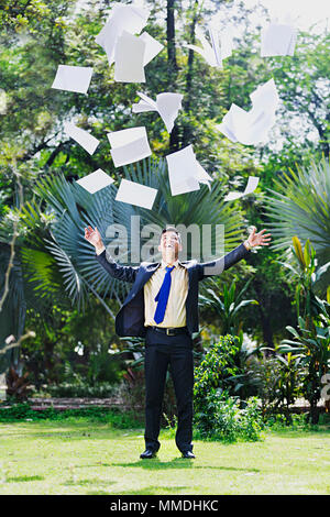 Ein Geschäftsmann Executive Werfen - Papier Erfolge feiern Spaß fröhliche Garten Stockfoto