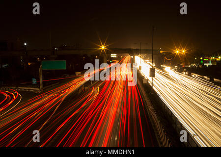 Fahrgeschwindigkeit verwischte Bewegungen in urban-Stadt Autobahn Straße Tunnel, Niemand Stockfoto