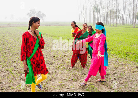 Gruppe ländlichen Dorfbewohner Mädchen spielen Augenbinde Spiel Spaß Abschnitt "Dorf Stockfoto