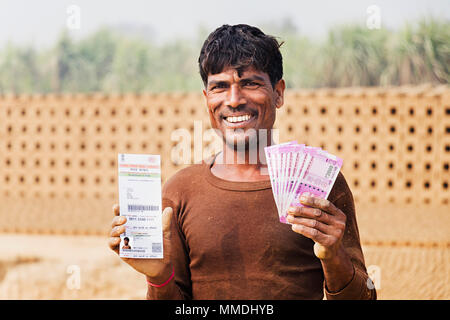 Eine Arbeit Männlich, Geld mit Aadhaar-Card im Dorf Brick-Factory Stockfoto