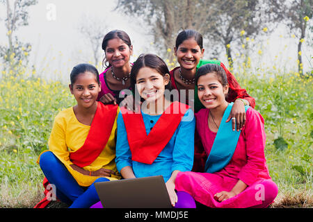 Gruppe Jugendlicher College Girls Studenten Laptop arbeiten Bildung In-Farm Dorf Stockfoto