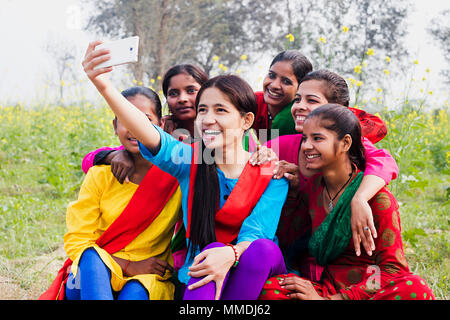 Gruppe Jugendmädchen Freunde unter Selfie Mobile Photo Mobile-Phone At-Field Stockfoto