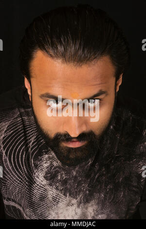 Nahaufnahme der Mann oben an der Kamera auf der Suche Stockfoto