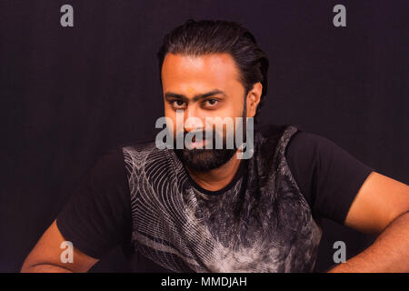 Nahaufnahme des lächelnden jungen Mann an der Kamera auf der Suche Stockfoto