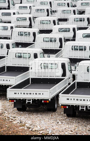 Vertikale Ansicht einer Reihe weißer Lastwagen. Stockfoto