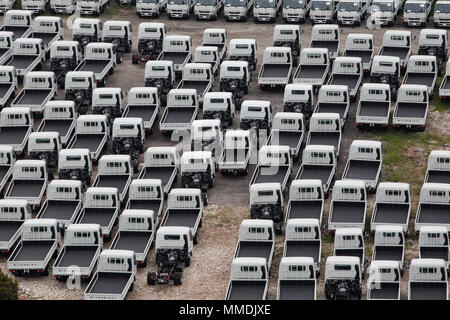 Eine Luftaufnahme von industriellen leichten Fahrzeugen, die ordentlich in einem offenen Raum geparkt sind. Stockfoto