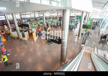 Dublin, Irland - 8. Mai 2018: Das neue Terminal 2 am Flughafen von Dublin in Irland. Mit Blick auf das Atrium. Stockfoto