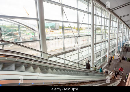 Dublin, Irland - 8. Mai 2018: Das neue Terminal 2 am Flughafen von Dublin in Irland. Fahrtreppen zwischen den Etagen. Stockfoto