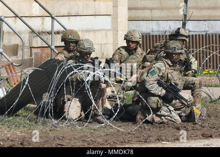 Fallschirmjäger von 3 Para auf Übung in Copehill Down Village Stockfoto