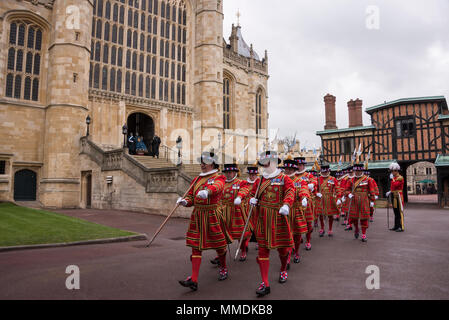 Die Yeomen der Guard März entfernt von St. George's Chapel in Windsor nach der Verteilung des Maundy Money von der Königin, 29. März 2018 Stockfoto