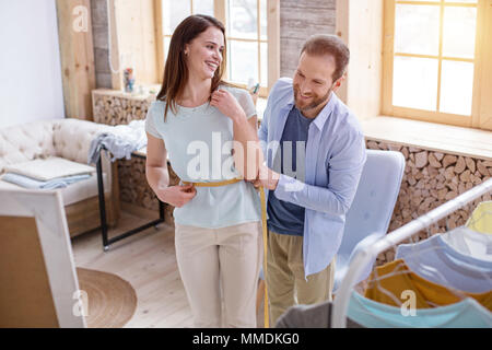 Gerne fröhliche Handwerker-Messungen Stockfoto