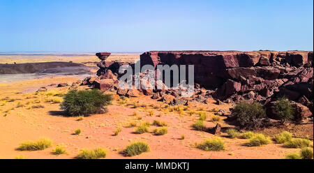 Felsformation bei Sahara Wüste in der Nähe von Tchirozerine Region in der Nähe von Agadez, Niger Stockfoto