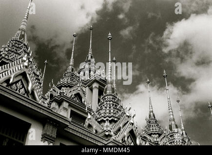 Türme des buddhistischen Tempel Loha Prasat Metall Schloss von Wat Ratchanadda in Bangkok, Thailand in Südostasien im Fernen Osten. Reisen Fernweh B&W Stockfoto