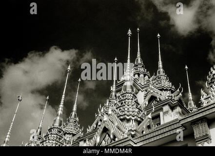 Türme des buddhistischen Tempel Loha Prasat Metall Schloss von Wat Ratchanadda in Bangkok, Thailand in Südostasien im Fernen Osten. Reisen Fernweh B&W Stockfoto