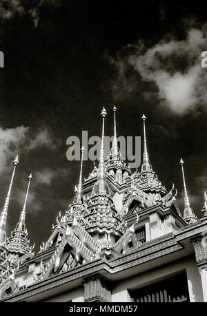 Türme des buddhistischen Tempel Loha Prasat Metall Schloss von Wat Ratchanadda in Bangkok, Thailand in Südostasien im Fernen Osten. Reisen Fernweh B&W Stockfoto