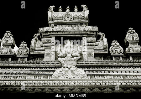 Sri Maha Mariamman Hindu Tempel in Silom in Bangkok in Südostasien im Fernen Osten. Gottheit Gott Religion Religiöse Reisen B&W Stockfoto
