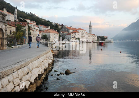 Zwei Leute Spaziergang entlang der Küste von Sapri, Montenegro Stockfoto