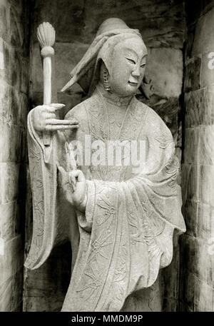 Statue am Wat Arun Tempel der Morgenröte in Bangko Yai Thonburi in Bangkok, Thailand in Südostasien im Fernen Osten. Reisen B&W Stockfoto