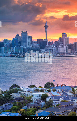 Auckland. Stadtbild bild Skyline von Auckland, Neuseeland bei Sonnenuntergang mit dem Davenport im Vordergrund. Stockfoto