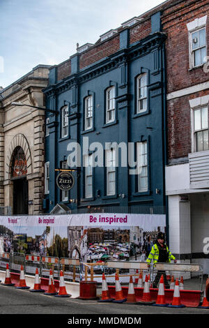 Die zizzi Restaurant in Salisbury abgesperrt mit Polizei Schutz Nach der Vergiftung des ehemaligen russischen Spion Sergei Skripal und seine Tochter Julia. Stockfoto