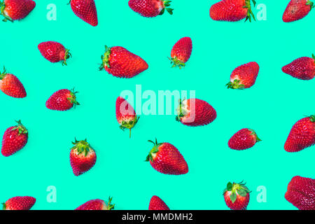 Frische Erdbeeren, Obst Muster, nahtlose Hintergrund, minimale kreative Essen Konzept Stockfoto