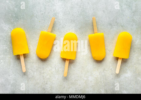 Hausgemachte Eis am Stiel mit Orangensaft, Eis am Stiel auf Sticks, Ansicht von oben flach Stockfoto