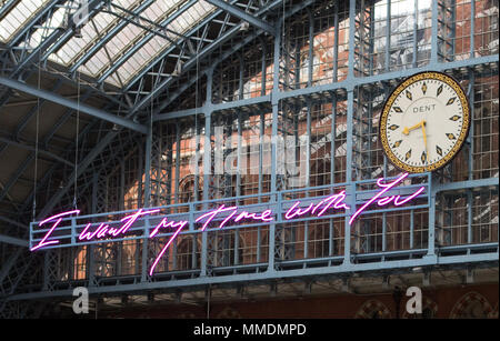 Tracey Emin stellt 2018 Terrasse Kabel kunst Kommission. Mit den Worten, "Ich will meine Zeit mit Ihnen" in Emin's Signatur Handschrift, die leichte Installation ist über die große Terrasse unter der DENT London clock ausgesetzt ist, hängen an Drähte von der Station Grad 1 aufgeführten Barlow Pultdach. Bei 20 Meter lang, das Kunstwerk ist die größte Text Stück jemals vom Künstler und wird auf Anzeige bleibt bis zum Ende des Jahres. Mit: Atmosphäre, Wo: London, Vereinigtes Königreich, wenn: 10 Apr 2018 Credit: Phil Lewis/WENN.com Stockfoto