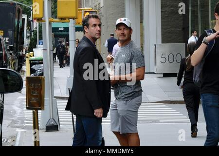 Datei Foto von Donald Trump Rechtsanwalt Michael Cohen außerhalb seiner Manhattan Residenz bietet: Michael Cohen Wo: Manhattan, New York, United States Wenn: 10 Apr 2018 Credit: TNYF/WENN.com Stockfoto