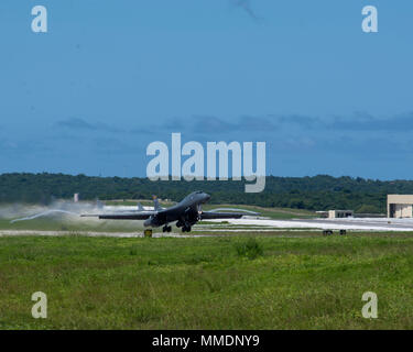 Ein US Air Force B-1B Lancer zu 37th Expeditionary Bomb Squadron zugeordnet, bereitgestellt von Ellsworth Air Force Base (AFB), S.D., nimmt aus der Andersen AFB, Guam, Okt. 21, 2017. Nach der Abfahrt von Andersen, zwei B-1B-Bomber führte eine 11-Std.-Sendung in der Nähe der Koreanischen Halbinsel und Japan. Die Mission enthalten Sequentielle bilaterale Integration mit Koku Jieitai (Japan Air Verteidigung-kraft) und der Republik Korea Luftstreitkräfte, bevor sie über Land zu unterstützen eine Überführung für die Seoul 2017 Internationale Luft- und Raumfahrt und Verteidigung Ausstellung (SEOUL ADEX 17). (U.S. Air Force Foto/Flieger Stockfoto