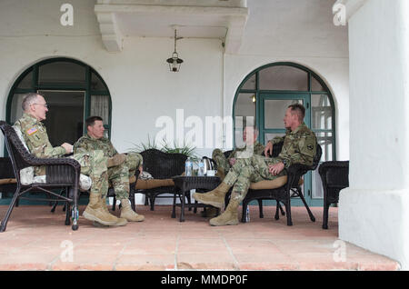 Generalmajor A. Ray Lizenzgebühren, Kommandierender General, 84th Training Command; Generalmajor Mark W. Palzer, Kommandierender General, 79 Theater Sustainment Command, Brig. Gen. Gregory J. Mosser, Kommandierender General, 364 Expeditionary Sustainment Command und Senior Advisor für Task Force Coyote, Betrieb Cold Steel II und Brig. Gen. Windsor S. Buzza, stellvertretender Kommandierender General, 84. TC, bespricht, wie Cold Steel II ist die Entwicklung der Lage, Kampf- und lebensgefährliche Soldaten, Okt. 19 am Fort Hunter Liggett, Calif (U.S. Armee finden Foto: Staff Sgt. Debralee Beste/TF Cold Steel II) Stockfoto