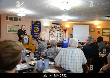 171013-N-HO 508-0015 ABILENE, Kan. (Okt. 2010) 13, 2017) Kapitän Paul C. Spedero jr., kommandierender Offizier der USS Dwight D. Eisenhower (CVN 69) (IKE), die Mitglieder der Abilene's Rotary Club spricht. Mannschaft Mitglieder von Ike besucht Abilene, knabenalter Ike Home, die Besatzungsmitglieder, die Dwight D. Eisenhower Leadership Awards ehren und Namensgeber des Schiffes feiern. (U.S. Marine Foto von Lt. j.g. Katherine Diener) Stockfoto