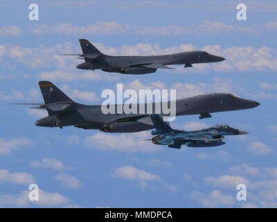 Zwei US Air Force B-1B Lancer Bomber auf der 37th Expeditionary Bomb Squadron zugeordnet, bereitgestellt von Ellsworth AFB, South Dakota, fliegen neben einem Koku Jieitai (Japan Air Verteidigung-kraft) F-2s in der Nähe der East China Sea, Okt. 21, 2017. Nach dem Flug mit Koku Jieitai der Lancers auf weiter in eine Überführung für die Seoul 2017 Luft- und Raumfahrt & Verteidigung Ausstellung (SEOUL ADEX 17) in Seoul Flughafen, Repubic von Korea zu beteiligen. (Foto mit freundlicher Genehmigung von Koku Jieitai [Japan Air Verteidigung-kraft]) Stockfoto