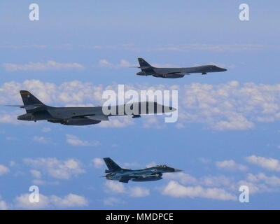 Zwei US Air Force B-1B Lancer Bomber auf der 37th Expeditionary Bomb Squadron zugeordnet, bereitgestellt von Ellsworth AFB, South Dakota, fliegen neben einem Koku Jieitai (Japan Air Verteidigung-kraft) F-2s in der Nähe der East China Sea, Okt. 21, 2017. Nach dem Flug mit Koku Jieitai der Lancers auf weiter in eine Überführung für die Seoul 2017 Luft- und Raumfahrt & Verteidigung Ausstellung (SEOUL ADEX 17) am Flughafen in Seoul, Republik Korea, teilnehmen. (Foto mit freundlicher Genehmigung von Koku Jieitai [Japan Air Verteidigung-kraft]) Stockfoto