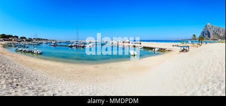 Tyrrhenische Meer Bucht und Hafen mit Booten, San Vito lo Capo Strand mit klarem, azurblauem Wasser und messwerteblock Die weißen Sand, Sizilien, Italien. Menschen sind unrecognizabl Stockfoto