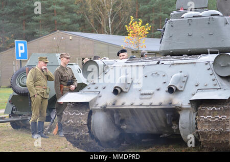 ZAGAN, Polen - Freiwillige und historischen Reenactors vom Historischen Verein Big Red One Polen und US-Armee Soldaten vom 2. gepanzerte Brigade Combat Team, 1. Division, beteiligen sich in einer Anzeige der Armee Ausrüstung für das Museum von Kriegsgefangenen Lager, Zagan, Polen, Okt. 21. Das Museum lädt das Gerät polnisch-amerikanischen Beziehungen, Geschichte und Erziehung in Bezug auf die Gefangenen Camp Stalag Luft III und dem Zweiten Weltkrieg zu unterstützen, denn das Gerät wurde in Europa aktiv während dieser Zeit. Ausstattung angezeigt sind im Falle einer M113 Schützenpanzer M1 Abrams Tank, M2 Bradley Fighting Ve Stockfoto