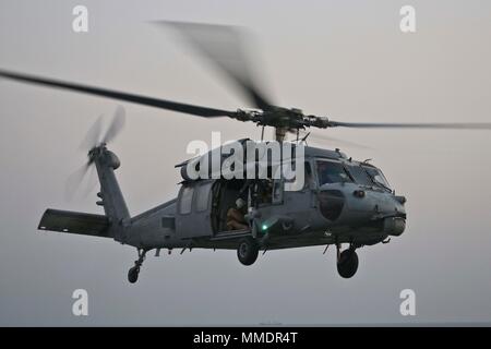 Navy MH-60 Seahawk Helikopter führt Touch and Air Operations an Bord der USS Lewis B. Abzieher Okt. 18, 2017. USS Abzieher unterstützt Naval Amphibious Force, Task Force 51/5 diverse Missionen der th Marine Expeditionary Brigade, Krisenbewältigung, Airborne mine Gegenmaßnahmen gehören, Bekämpfung der Piraterie Betrieb, Maritime Security Operations und humanitäre Hilfe/Katastrophenhilfe Missionen während der US-Flotte 5 Bereich der Operationen eingesetzt. (U.S. Marine Corps Foto von Cpl. Jessica Y. Lucio) Stockfoto