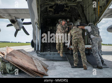 Us Air Force 17 Special Operations Squadron loadmasters und 36Th Contingency Response Group (CRG) Flieger Last gang und Ausrüstung von einem US Air Force MC-130J Commando II Sept. 8, 2017, in einem Vorwärts Bereitstellungsort in Japan. Die 353 Special Operations Group Luftbrücke unterstützen und vorwärts Luftbetankung (KASSENAERZTE) Operationen mit der 36 CRG zur Unterstützung der Übung Tropic Ace durchgeführt. (U.S. Air Force Foto vom Kapitän Jessica Tait) Stockfoto