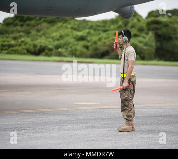 Us Air Force 353 Special Operations Maintenance Squadron Techniker der US Air Force 353 Special Operations Group MC-130J Commando IIs und MC-130H Combat Talon IIs während ein Taifun Evakuierung Sept. 12, 2017, bei Kadena Air Base, Japan. Flugzeuge, Ausrüstung und Personal für die 353 SOG zugewiesenen verlegt Yokota Air Base während der Typhoon Evakuierung. (U.S. Air Force Foto vom Kapitän Jessica Tait) Stockfoto