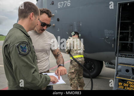 Us Air Force 17 Special Operations Squadron loadmasters der Ladung planen, während ein Taifun Evakuierung Sept. 12, 2017, bei Kadena Air Base, Japan erörtern. Flugzeuge, Ausrüstung und Personal für die 353 Special Operations Group zugeordnet verlegt Yokota Air Base während der Typhoon Evakuierung. (U.S. Air Force Foto vom Kapitän Jessica Tait) Stockfoto