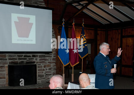 Pennsylvania Adjutant General, Generalmajor Tony Carrelli liefert ein paar Anmerkungen während Generalmajor Andrew S. Schafer Jr.'s Förderung Zeremonie am Fort Indiantown Gap, Pa am 14.Oktober. Stockfoto