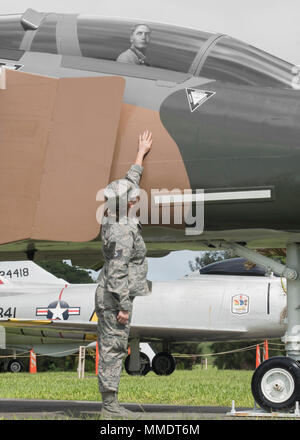 RF-4C Phantom II ist eine Aufklärungsvariante des McDonnell Douglas F-4 Phantom II, eines Überschallflugzeugs, das während des Vietnamkriegs von der United States Air Force zur taktischen Luftaufklärung eingesetzt wurde. Das Archivfoto dokumentiert eine Gedenkaktion auf der Kadena Air Base, Japan, wobei auf RF-4C Phantom II Aufklärungsoperationen und die Personalerinnerung im Oktober 2017 Bezug genommen wird. Stockfoto