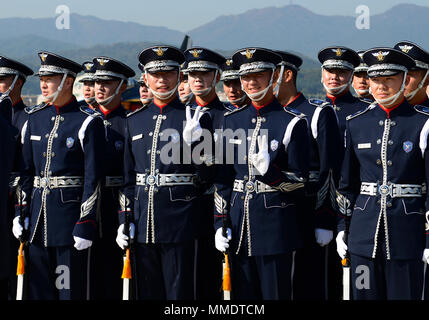 Die Republik Korea Air Force Ehrengarde wartet während der Seoul International Luft-/Raumfahrt- und Verteidigungsindustrie Ausstellung (ADEX) 2017 in Seoul, Republik Korea, Okt. 21, 2017 durchzuführen. Die SEOUL ADEX ist die größte und umfassendste Veranstaltung ihrer Art in Nordostasien, zieht Fachleute aus der Luft- und Raumfahrt, Verteidigung, Luftfahrt Enthusiasten und der Öffentlichkeit. (U.S. Air Force Foto: Staff Sgt. Alex Fox Echols III) Stockfoto