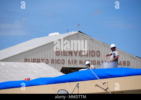 Mitglieder der 156 Tiefbau squadron Reparatur des Dachs durch Hurrikan Maria an der Muniz Air National Base, Puerto Rico beschädigt mit einer der weithin anerkannten FEMA blaue Blätter. (U.S. Air National Guard Foto vom Kapitän Matt Murphy) Stockfoto